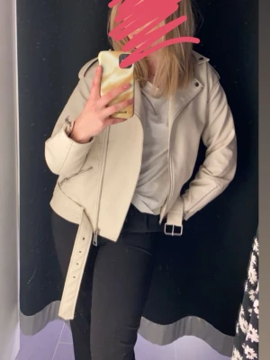 Beige/vit skinnjacka  - Skinnjacka från missguided i storlek 40, bra skick!