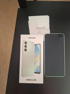 Samsung Galaxy A16  - Samsung Galaxy A16 har en 6,7-tums FHD+ (2340x1080) Super AMOLED-skärm med en uppdateringsfrekvens på 90 Hz och en ljusstyrka på 420 nits. Skärmen har en Infinity-U-design, vilket ger en stilren och modern look. Den stöder 5G och erbjuder plats för dubbla SIM-kort, vilket gör den flexibel för användning av två abonnemang. Galaxy A16 är utrustad med en Helio G99-processor, 4 GB RAM och 128 GB lagringsutrymme, med möjlighet att utöka lagringen via microSD-kort. 