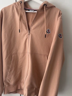 Beige hoodie från med dragkedja - Snygg beige hoodie från med dragkedja framtill. Säljer denna koftan eftersom den inte kommer till användning och pris kan diskuteras