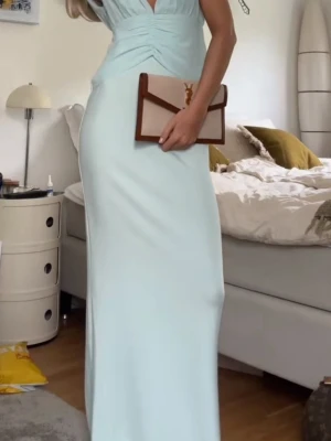 SÖKER DENNA KLÄNNING - Jag är akut efter en sån hära i stl M skriv jättegärna om ni har en