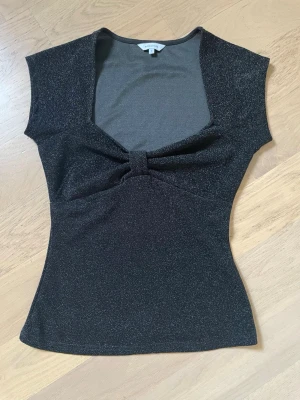Söt topp från bubbleroom  - Fin svart glittrig topp från bubbleroom i stl S. Sömmen har gått upp lite som man kan se på bild 3🩷