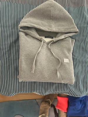Grå hoodie från Acne Studios - Säljer en stilren grå hoodie från Acne Studios i super skick även ny tvättad, pris kan diskuteras. Skriv om ni undrar över något! 