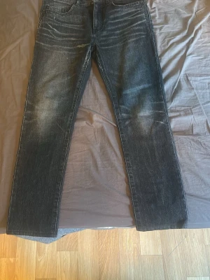 Saint Laurent jeans  - Tjena! Säljer nu ett riktigt par feta saint Laurent jeans i storlek 30. Dom är inprincip helt oanvända  då dom är lite för små för mig och har inga defekter eller skador, jeansen är i en slimfit modell så det ger dom en riktigt go passform. Hör gärna av er vid mer frågor eller funderingar! ///Mvh timelessfashion 😃