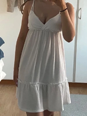 Vit sommarklänning - Klänning från HM i storleken XXS, passar även XS. Inga defekter💗