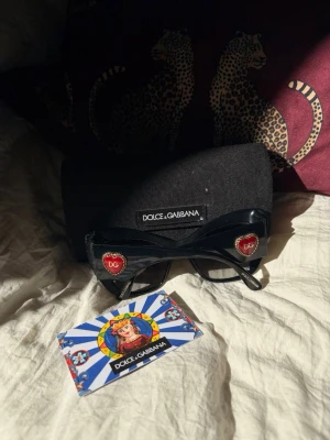D&G solglasögon  - Dolce & Gabbana modell Sicilian Carretto 🫦✨ Köpte dessa på Synsam för ca 6-7 år sedan. Har varit väldigt försiktig när jag använt dessa, men såklart finns ytliga repor osv. Lådan till dom ligger hemma hos min pappa hehe, men skickas självklart med! Pris kan diskuteras