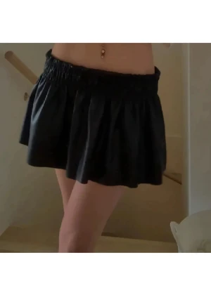 Svart skinnkjol - Snygg svart skinn kjol. Högmidjad men nedvikt på bilderna och funkar hur bra som helst. Upptäckt skador att det är upprivet, se sista bild 🖤🖤