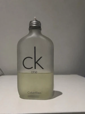 CK One parfym från Calvin Klein - Minimalistisk parfymflaska i frostat glas från Calvin Klein, modell CK One. Säljer 2/3/5 ml av denna 2 ml 45kr 3ml 55kr 5ml 75KR .