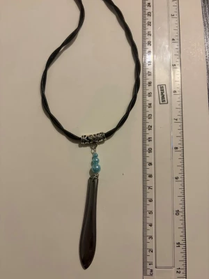Silvrigt halsband med blå pärlor - Gjort från gamla bestick, nickelfri 