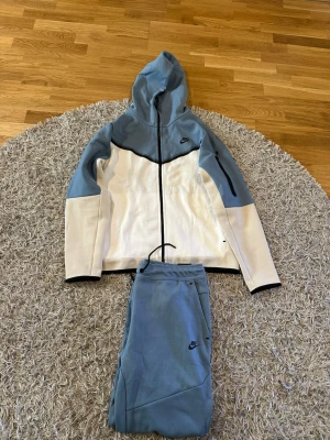 Nike mjukisbyxor i blått och vitt - Säljer en helt ny Nike tech. Den är XL mått o längs kan skickas, skriv vid funderingar pris är ej hugget i sten 