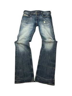 Bootcut diesel jeans - Ett par jeans från diesel med en fin bootcut sillhouette, storlek W30, herrjeans men passar till tjejer också, pris kan diskuteras