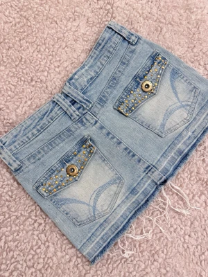 y2k ljusblå lågmidjad jeanskjol  - jättefin 2000-tals jeanskjol med rhinestones 🩵 köp inte med bring⚠️utmärkt vintage skick står storlek 8 på lappen men passar xs mått: midja 34, längd 28