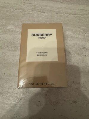 Burberry Hero Eau de Toilette 100ml (helt ny) – nypris ca 1 150 kr - Burberry Hero Eau de Toilette 100 ml. Helt ny och aldrig använd i originalförpackning. Nypris ca 1 150 kr i butik.