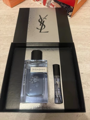 YSL Y Eau de Toilette set 100ml + 10ml travel spray (helt ny) – nypris ca 1 250 kr - YSL Y Eau de Toilette set med 100 ml parfym + 10 ml travel spray. Helt nytt och aldrig använt i originalförpackning. Nypris ca 1 250 kr i butik.