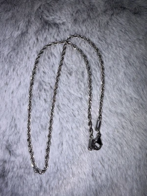 Cordell-halsband - Ett stilrent halsband i silverfärgad metall med tvinnad kedja och klassiskt lås. Perfekt för att ge en cool touch till din outfit. Ingen synlig märkning på halsbandet. Längd 43cm, Rostfritt stål.