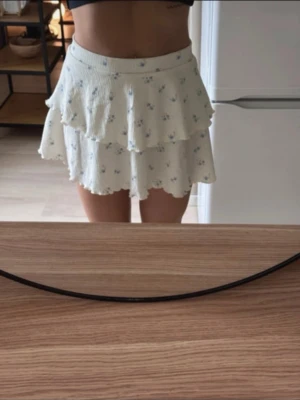 kjol från Lager157 - blommigt mönster, oanvänd i storlek S. 🤍