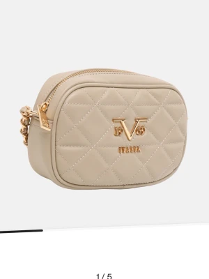 Beige quiltad axelväska 19V69 ITALIA - Orginalpris 1300 kronor, finns i svart också, helt ny  