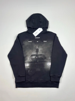 Dondup "Made in Italy" Printed Hooded Hoodie - Distressed finish - Dondup “Made in Italy” Printed Hooded Hoodie | Modell: Hooded Hoodie | Distressed finish | Skick: Helt ny | Nypris: 3495 kr | Storlek: Medium (EU-storlek 38) | Hör av dig vid minsta fundering 📦