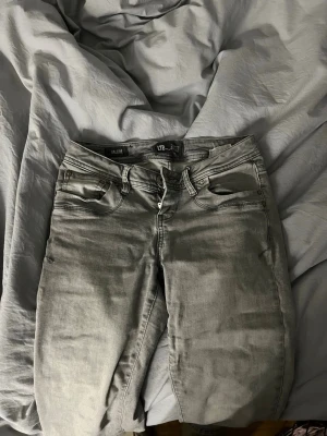 Grå jeans från LTB med normal passform - Säljer ett par snygga grå jeans från LTB med bra passform! Inte mycket använda 🥰 skriv för frågor eller bilde 