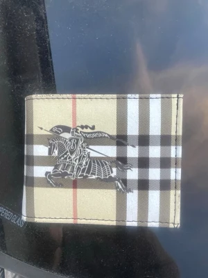 Burberry plånbok - Säljer en helt ny burberry plånbok, säljs på grund av att den kom i fel färg men den är fortfarande fin.                                                                                        Det går alltid att skriva ifall man vill se fler bilder eller har prisförslag 