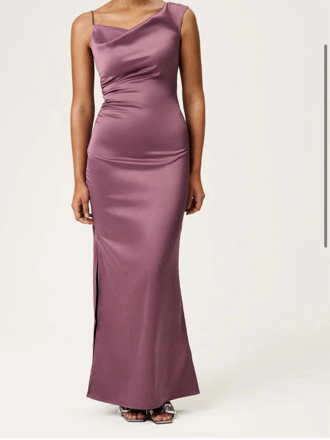 Lång lila satinklänning till bal