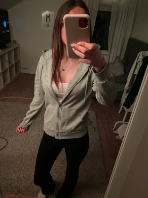 Grå zip hoodie med huva - Säljer en enkel men snygg zip hoodie från H&M. Hoodien har dragkedja framtill, två fickor och en skön huva med dragsnören. Tillverkad i mjukt sweatshirtmaterial som är perfekt för chill dagar. Passar till det mesta och är superbekväm, storlek xs💗