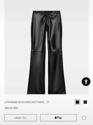 zara skinnbyxor - Lågmidjade byxor från zara i konstläder/fakeskinn. Använda fåtal gånger, lite slitna längst ned. Nypris 399kr