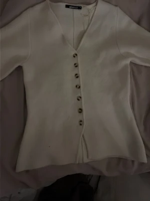 Vit kofta från Gina Tricot - Jätte fin tröja från Gina nästan aldrig använd vill ni ha bild på är det bara att skriva❤️❤️