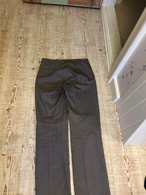 Grå kostymbyxor med raka ben - Snygga grå kostymbyxor med klassisk rak passform och pressveck. Storlek M. Fråga gärna om fler bilder. Priset kan alltid diskuteras!