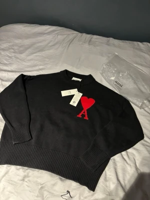 Svart stickad tröja  - Helt ny svart röd sweatshirt, skriv om du har frågor! Står L men är S