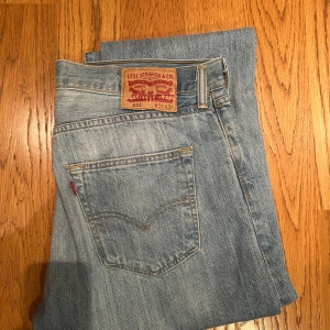 Levi's ljusblå 501 - Levis 501 W34 / L34. Uppsprättad kant nertill vilket adderar någon extra centimeter