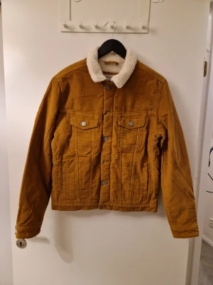 Oanvänd Manchester Jacka Storlek S - Helt ny, aldrig använd. Varmfodrad insida. Storlek S. Skickar spårbart mot porto. Ord.pris 700 kr. Sista pris 350 kr. Inga byten eller returer 