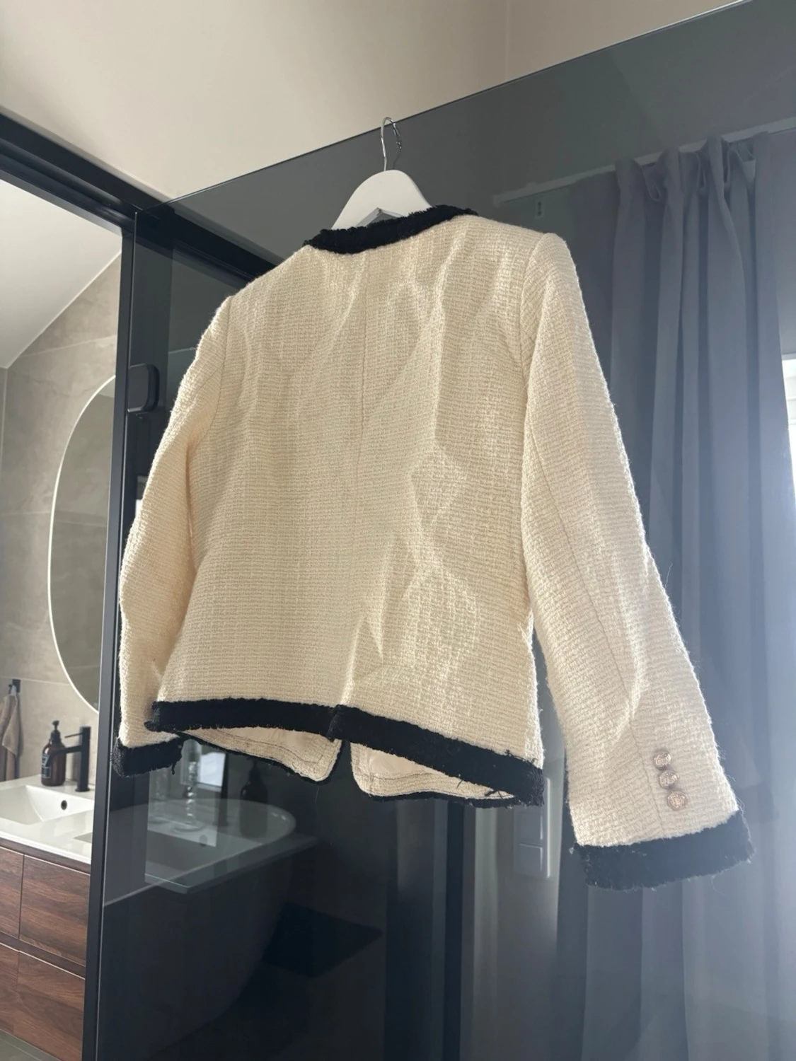 Vit bouclé kavaj med svarta detaljer - 1