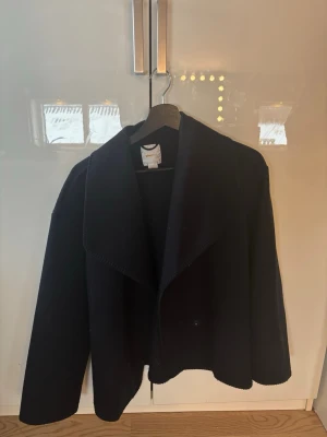 Svart cardiganjacka med bred krage - Jacka från Gina, fint skick ! Passar både S och M❤️