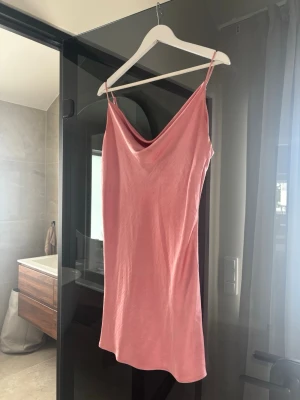 Klänning - Satin klänning 