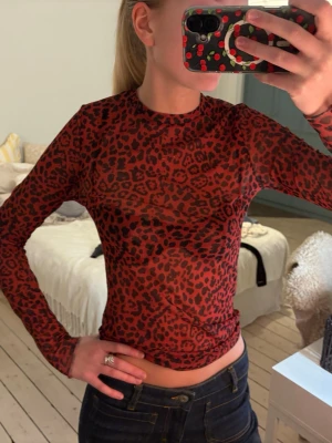 Röd leopardmönstrad mesh topp - Cool långärmad mesh topp med rött leopardmönster. 