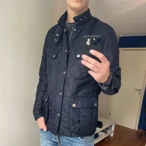 Barbour jacka - Tja! Säljer denna feta jackan från Barbour!| Mycket gott skick och inga defekter!| Nypris runt 3000kr, mitt pris 400kr!| Vid fler frågor tveka inte att kontakta mig!