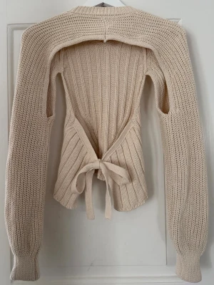 Topp med öppen rygg - Stickad beige topp med knytning i ryggen från Zara. Använd ett fåtal gånger, storlek M men passar S också 🤍