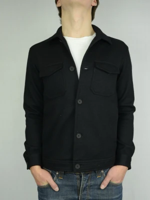 Massimo Dutti overshirt  - MASSIMO DUTTI HEAVYWEIGHT OVERSHIRT Storlek : S Passform : Normal Användning : Jackan är i ett väldigt fint skick utan defekter Nypris : Cirka 1400SEK Modellen på bilden : 182CM och väger 77KG