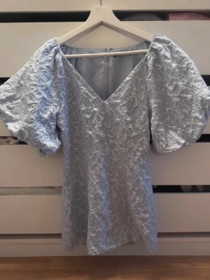 Ljusblå mini klänning  - Jättefin ljusblå klänning ifrån Gina tricot i storlek xs, klänningen är uppsydd så skriv till mig ifall du skulle vara intresserad och vilja ha mått🩵 