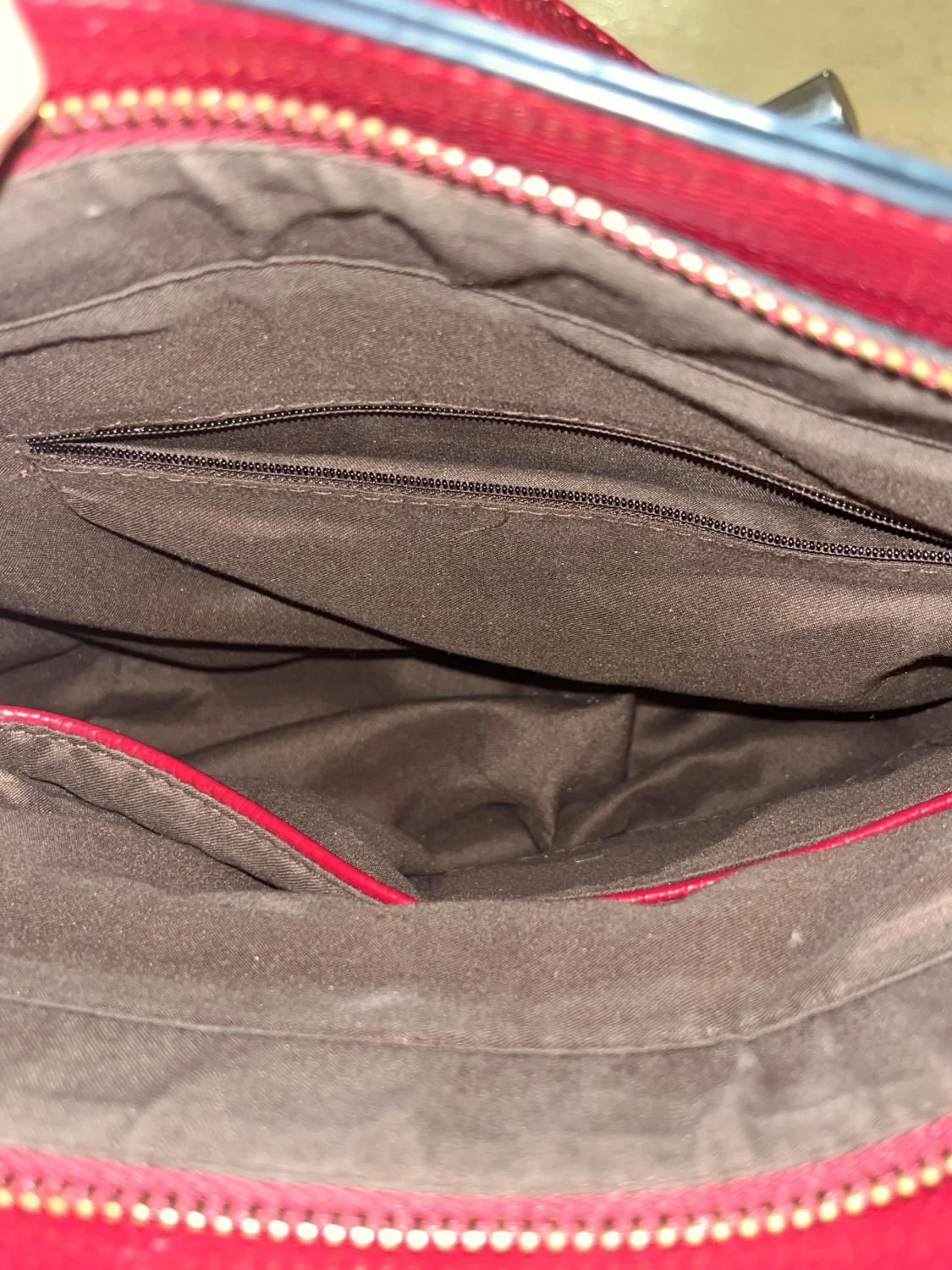 Vinröd handväska med krokopräglat mönster - 3