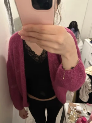 Rosa stickad kofta från Gina Tricot - Mysig rosa stickad kofta från Lindex. Storlek Xs/s. Helt ny oanvänd 