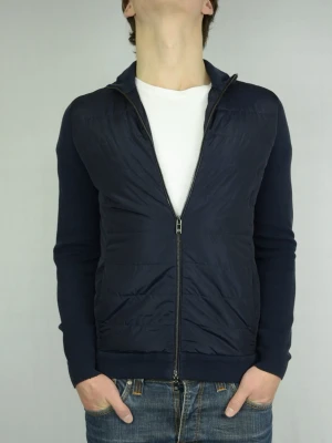 Massimo Dutti hybrid cardigan  - MASSIMO DUTTI HYBRID CARDIGAN Storlek : S Passform : Normal Användning : Jackan är i ett väldigt fint skick utan defekter Nypris : Cirka 1400SEK Modellen på bilden : 182CM och väger 77KG