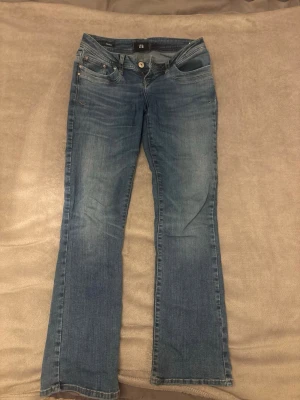 Blå bootcut jeans från LTB - Snygga blå bootcut jeans från LTB. Model ”valerie”. Superfina jeans med bra kvalité💓strl W26 L30