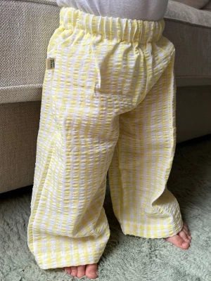 Rutiga barnbyxor  - Byxor som jag sytt helt själv!😊 Passar 104 Finns fler byxor och andra kläder på min hemsida, Googla Emanuel Dsgn! Allt är handgjort🫶🏻 Skriv om ni önskar annan strl