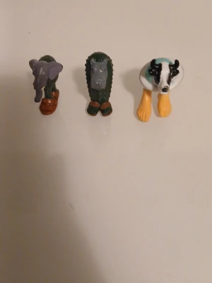 Tre små italian shit brainrot i plast - Säljer tre normala små brainrotfigurer i plast. Figurerna föreställer ett elefanthuvud med bruna skor, ett grått djurhuvud med gröna fötter och en grävling med gula ben och fötter. Helt normlt att sälja och i mycke bra skick. Skriv för fler bilder och priset kan diskuteras. Perfekta som samlarprylar eller dekoration.