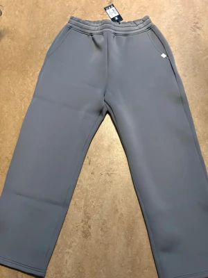 Tracksuits svart,grå - 2 FETASTE SETEN – Strl M – HELT NYA – 1299kr🔥  Säljer två riktigt clean tracksuit-set (zip hoodie + byxor). Båda är helt nya med tags kvar – aldrig använda.  💎 Tung kvalitet 💎 Sjukt clean fit 💎 Minimalistisk & exklusiv vibe 💎 Sitter perfekt i storlek M  Perfekt om du vill ha ett grått och ett svart set att variera med. Nypris betydligt högre.  💰 1500 kr för båda (sjukt bra pris) Först till kvarn – inga onödiga frågor.