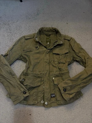 G-Star militärjacka vintage XS - Vintage olivgrön utilityjacka från G-Star med flera fickor framtill, knappar och dragkedja. Mycket bra skick💕💕
