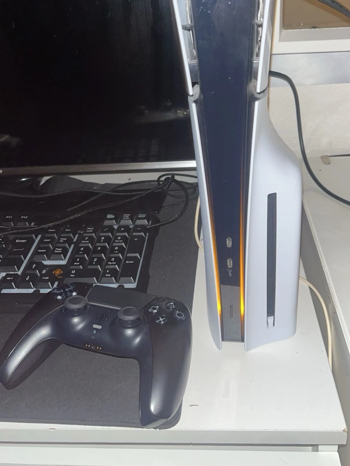 PlayStation 5 med svart handkontroll