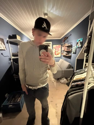 Stickad Grå Hoodie - Just nu säljer jag en riktig schysst stikad hoodie ifrån garde Grisch. Hoodien är i väldigt bra skick och har bara använts ett par gånger. Storleken är S så sitter väldigt litet på mig eftersom jag är 186+ (pris kan diskuteras)