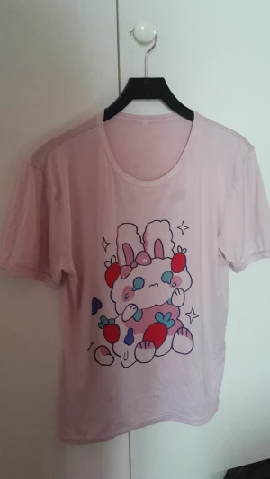 Kanin t-shirt - En ljusrosa t-shirt med en kanin på.